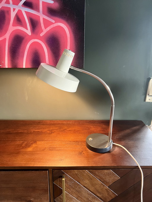 Originele Hillebrand Duitse Mid Century bureaulamp met zwanenhals en heksenhoed.