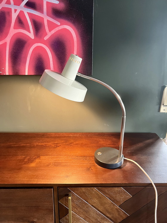 Image 1 of Originele Hillebrand Duitse Mid Century bureaulamp met zwanenhals en heksenhoed.