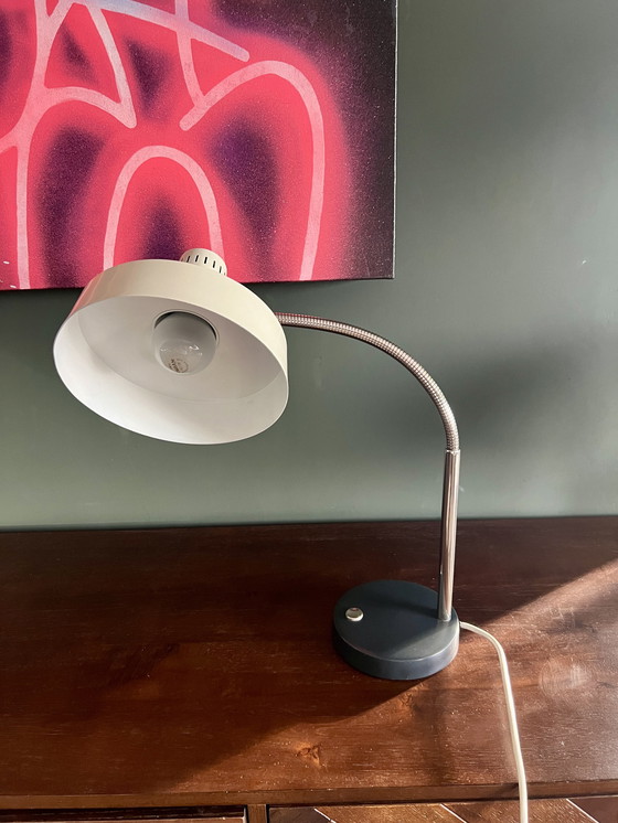 Image 1 of Originele Hillebrand Duitse Mid Century bureaulamp met zwanenhals en heksenhoed.