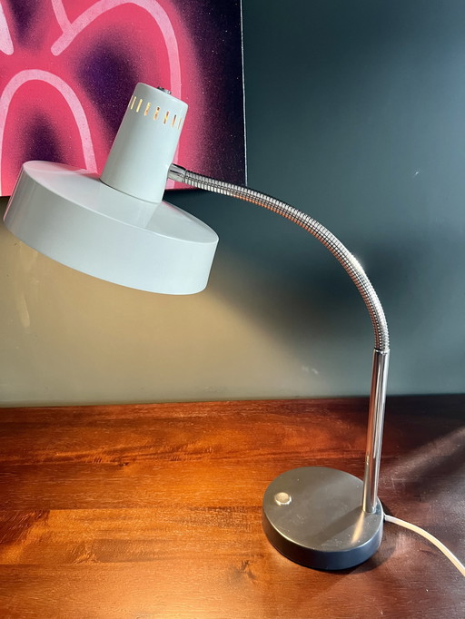 Originele Hillebrand Duitse Mid Century bureaulamp met zwanenhals en heksenhoed.