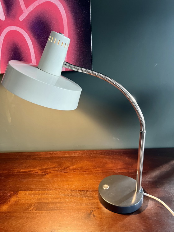 Image 1 of Originele Hillebrand Duitse Mid Century bureaulamp met zwanenhals en heksenhoed.