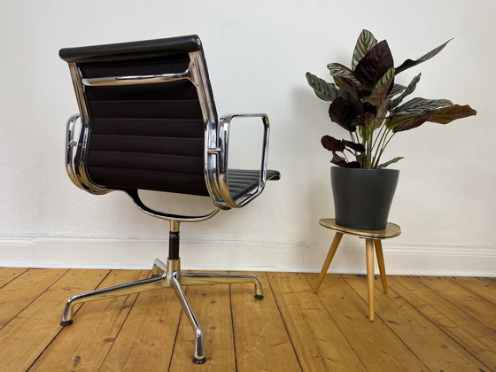 Image 1 of Aluminium stoel EA 108 van Charles & Ray Eames voor Vitra, leer