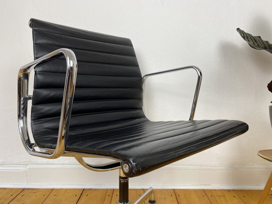 Image 1 of Aluminium stoel EA 108 van Charles & Ray Eames voor Vitra, leer