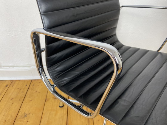 Image 1 of Aluminium stoel EA 108 van Charles & Ray Eames voor Vitra, leer