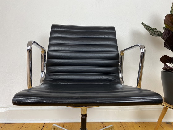 Image 1 of Aluminium stoel EA 108 van Charles & Ray Eames voor Vitra, leer