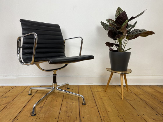 Image 1 of Aluminium stoel EA 108 van Charles & Ray Eames voor Vitra, leer