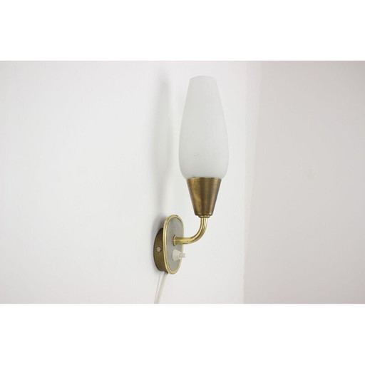 Mid-eeuwse Duitse wandlamp van messing en glas, jaren 1960