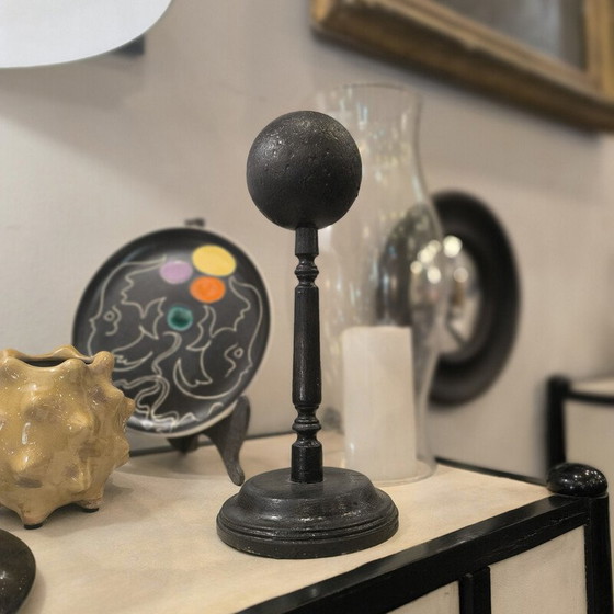 Image 1 of Vintage gedraaide en gezwart houten hoedvoet, Frankrijk