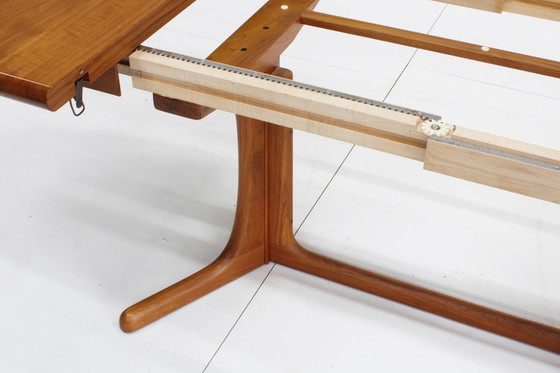 Image 1 of Vintage deense ovalen uitschuifbare eettafel 