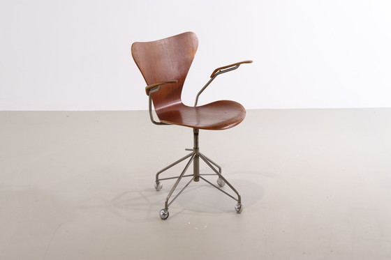 Image 1 of Fritz Hansen Series 7 bureaustoel door Arne Jacobsen