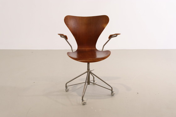 Image 1 of Fritz Hansen Series 7 bureaustoel door Arne Jacobsen