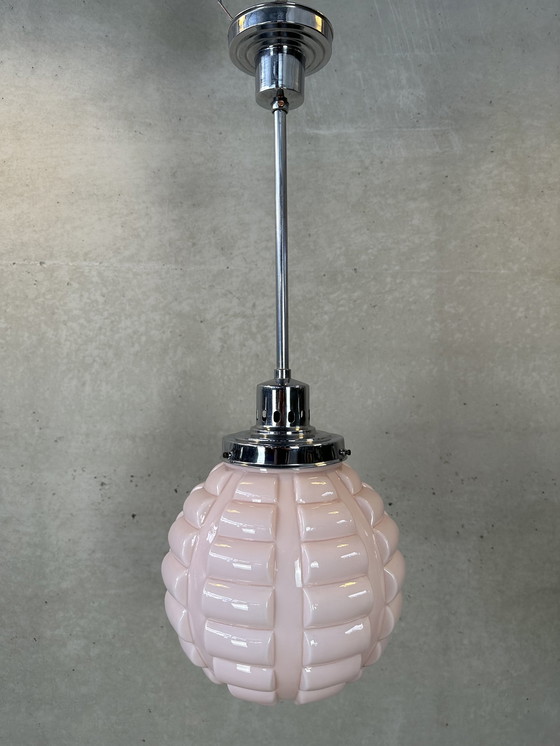 Image 1 of Art deco rosé opaline en chroom hanglamp