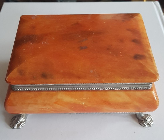 Image 1 of Albasten doosje met leeuwenpootjes