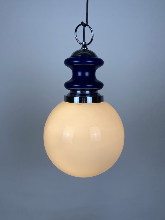 Image 1 of Vintage glazen bol met blauwe metalen hanger uit de jaren 1970
