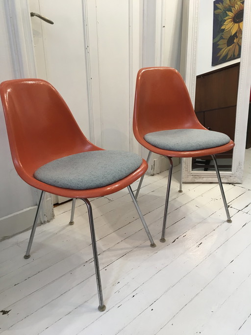 2x Herman Miller fiberglass chair