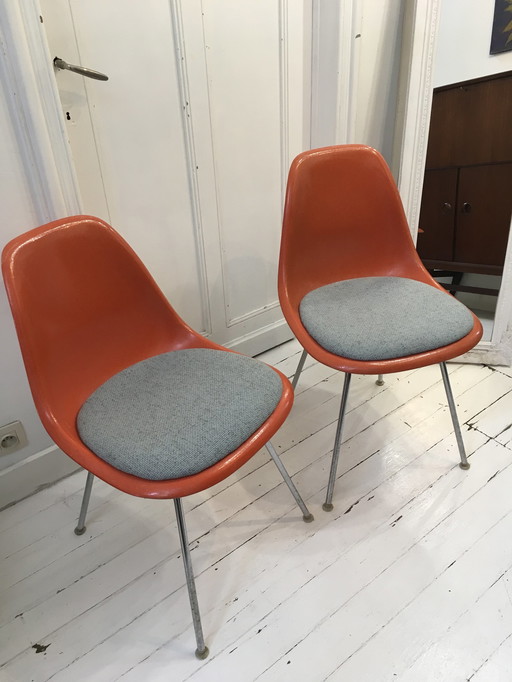 2x Herman Miller fiberglass chair