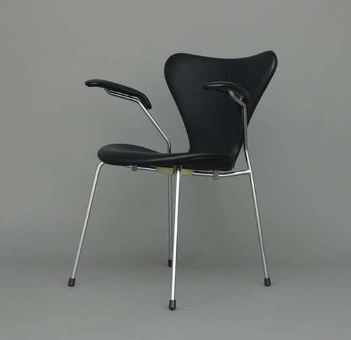 Arne Jacobsen vlinderstoel model 3207, door Fritz Hansen,