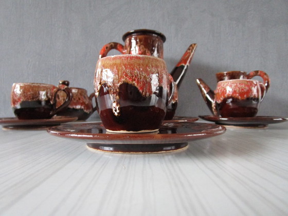 Image 1 of Vallauris Koffieservies - Rood Roze En Bruin Geëmailleerd Terracotta (Circa 1950)