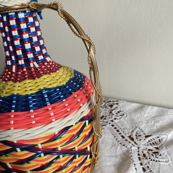 Image 1 of Vintage plastic gevlochten glazen fles en scoubidou