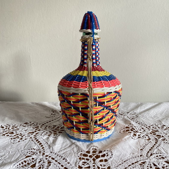 Image 1 of Vintage plastic gevlochten glazen fles en scoubidou