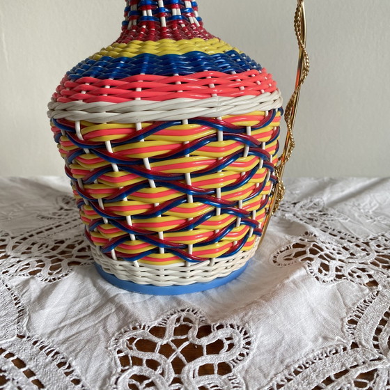 Image 1 of Vintage plastic gevlochten glazen fles en scoubidou
