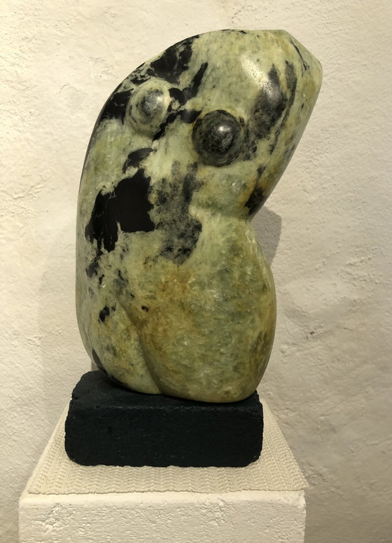 Image 1 of Margo Ellen-  Vrouwen torso. Beeld met stenen sokkel.