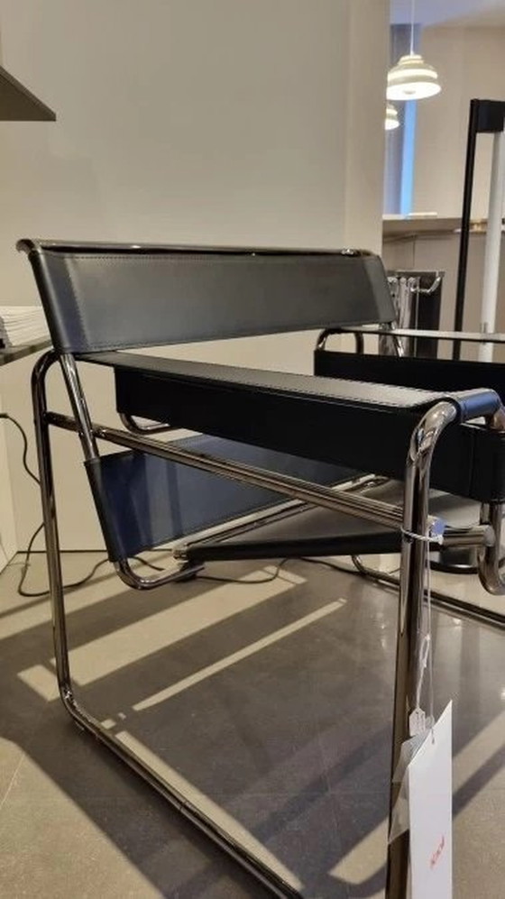 Image 1 of Knoll Wassily B3 New-Unused 2024 Serie in zwart leer van Marcel Breuer