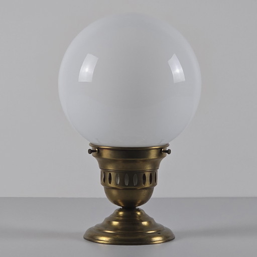 1980S Art-Deco Revival Plafondlamp met messing basis en opaline glazen bolkap.