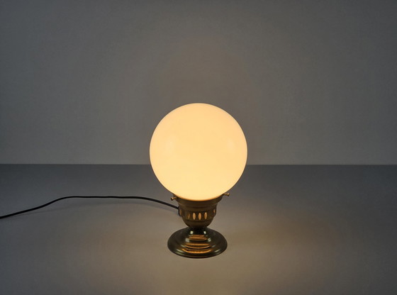 Image 1 of 1980S Art-Deco Revival Plafondlamp met messing basis en opaline glazen bolkap.