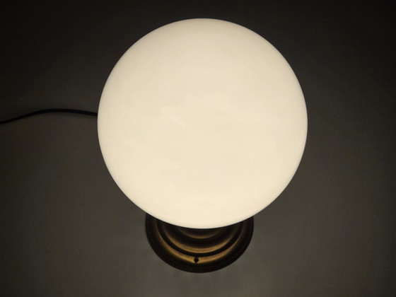 Image 1 of 1980S Art-Deco Revival Plafondlamp met messing basis en opaline glazen bolkap.