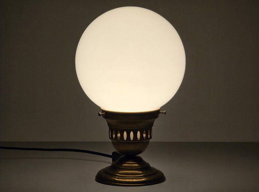 1980S Art-Deco Revival Plafondlamp met messing basis en opaline glazen bolkap.