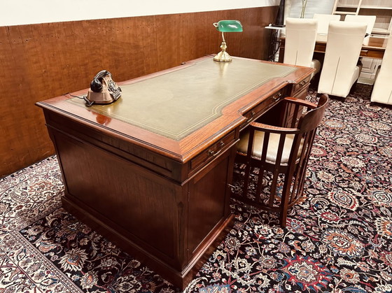 Image 1 of Globe Wernicke Engels Bureau met Bureaustoel