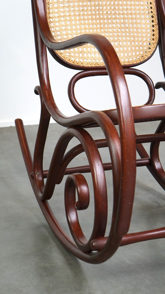 Image 1 of Vintage bentwood schommelstoel