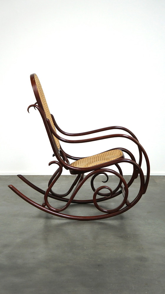 Image 1 of Vintage bentwood schommelstoel