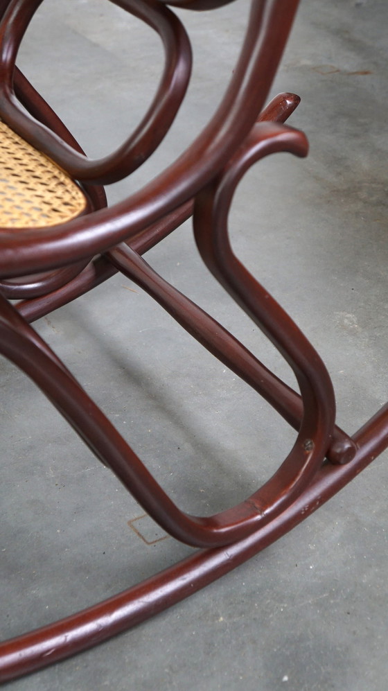 Image 1 of Vintage bentwood schommelstoel