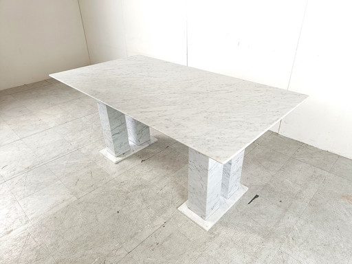 Wit marmeren eettafel