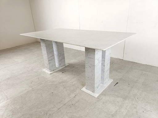 Wit marmeren eettafel