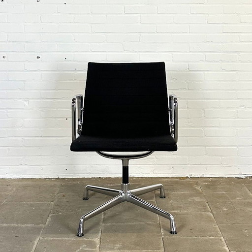 Vitra EA 108 Zwarte Design Stoel, Ontworpen door Charles & Ray Eames