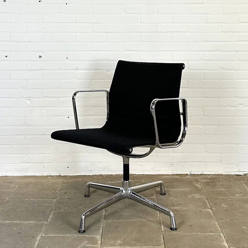 Vitra EA 108 Zwarte Design Stoel, Ontworpen door Charles & Ray Eames