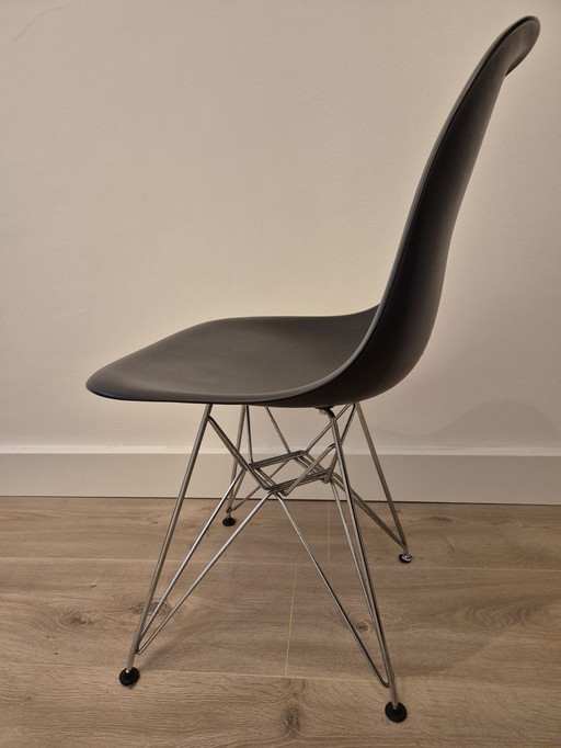 4 X Vitra Eames DSR stoelen met verchroomd onderstel