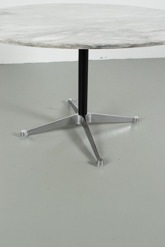 Image 1 of Charles & Ray Eames ronde eettafel