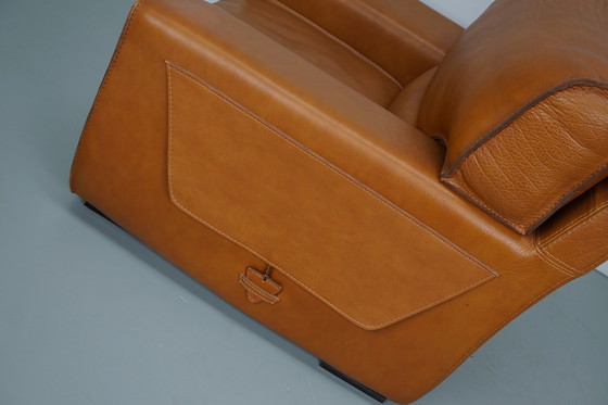 Image 1 of Roche Bobois clubfauteuil in tan/cognac nekleer