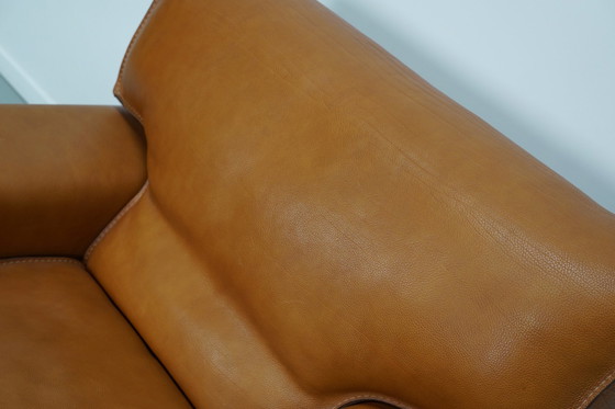 Image 1 of Roche Bobois clubfauteuil in tan/cognac nekleer