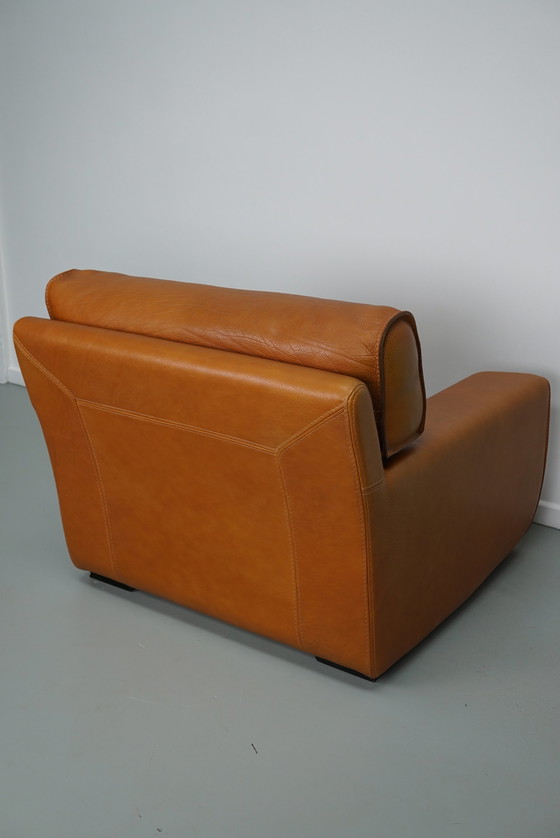 Image 1 of Roche Bobois clubfauteuil in tan/cognac nekleer