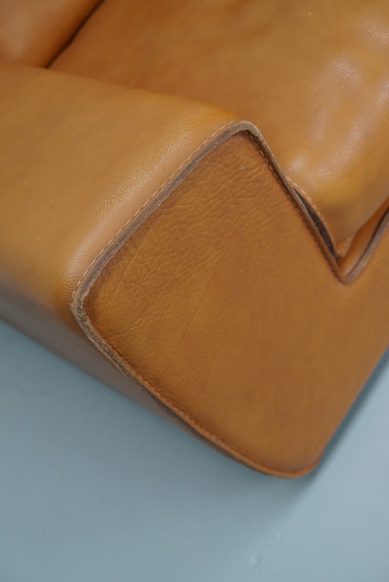 Image 1 of Roche Bobois clubfauteuil in tan/cognac nekleer