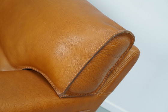 Image 1 of Roche Bobois clubfauteuil in tan/cognac nekleer