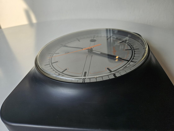 Image 1 of Philips HQ quartz wandklok met datum