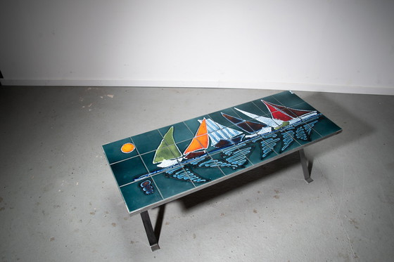 Image 1 of Adri keramische salontafel met zeilschepen 1960