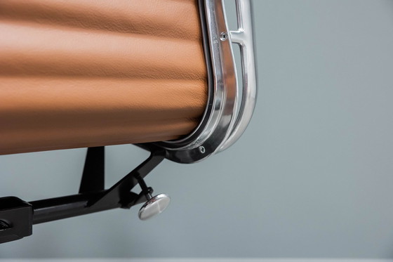 Image 1 of Eames Ea117 Alugroup bureaustoel