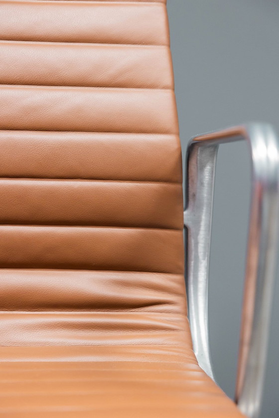 Image 1 of Eames Ea117 Alugroup bureaustoel